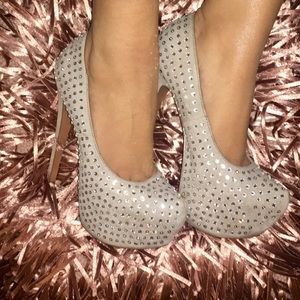 Crystal studded Pumps 😍😍